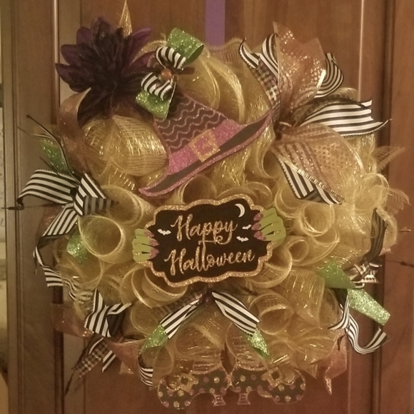 Halloween Wreath - Welcoming Witch - Picture 2 of 5